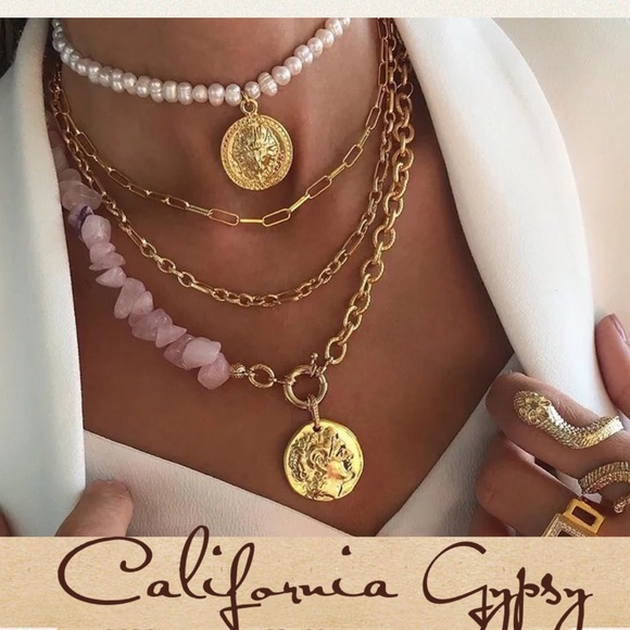 UNBRANDED BOUTIQUE Jewelry - JUST IN🎉Rose Quartz Layered Medallion Necklace